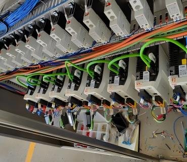 What’s the difference between a Full Servo Control Packing Machine and an Air Cylinder (Pneumatic) Activated Packing Machine